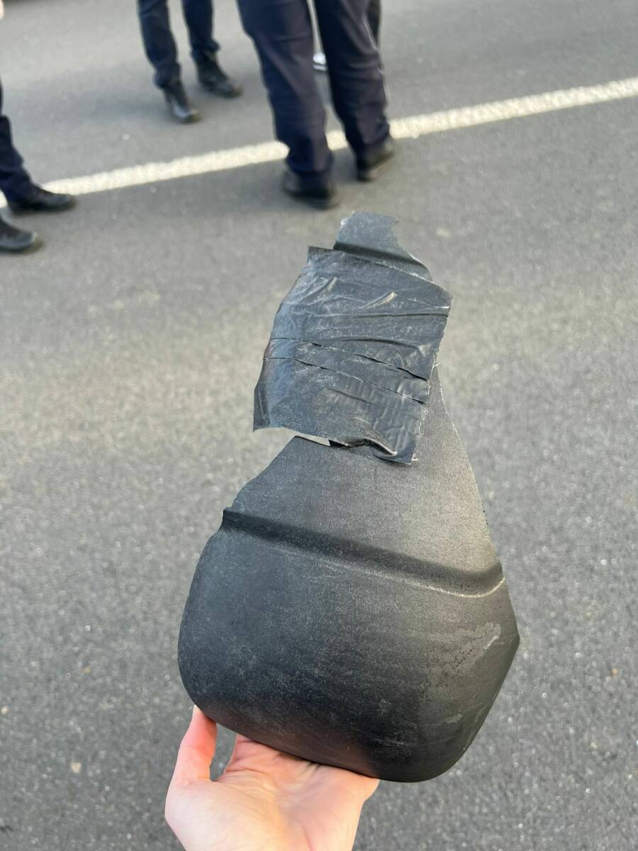 Diese Spiegelkappe blieb an der Unfallstelle liegen. Foto: Polizei MK