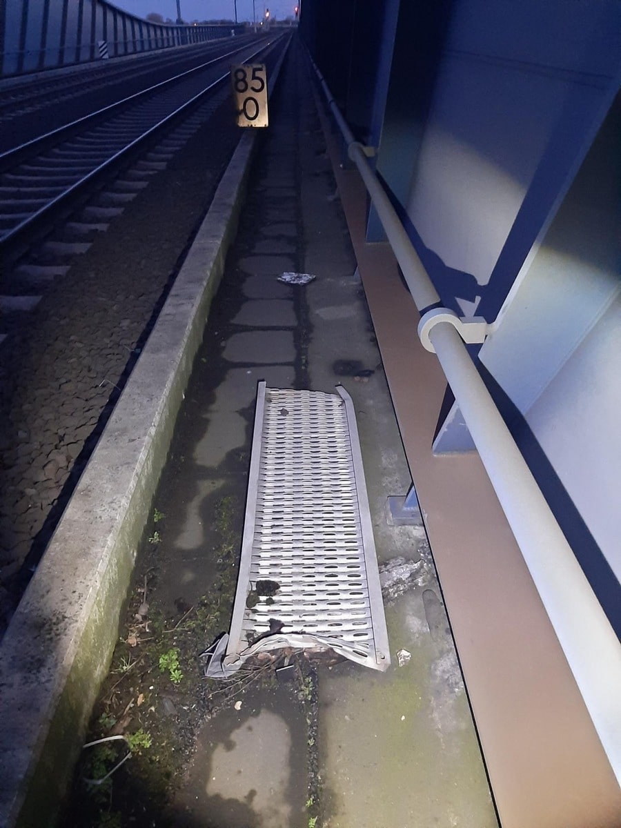 Metallplanke im Gleisbereich