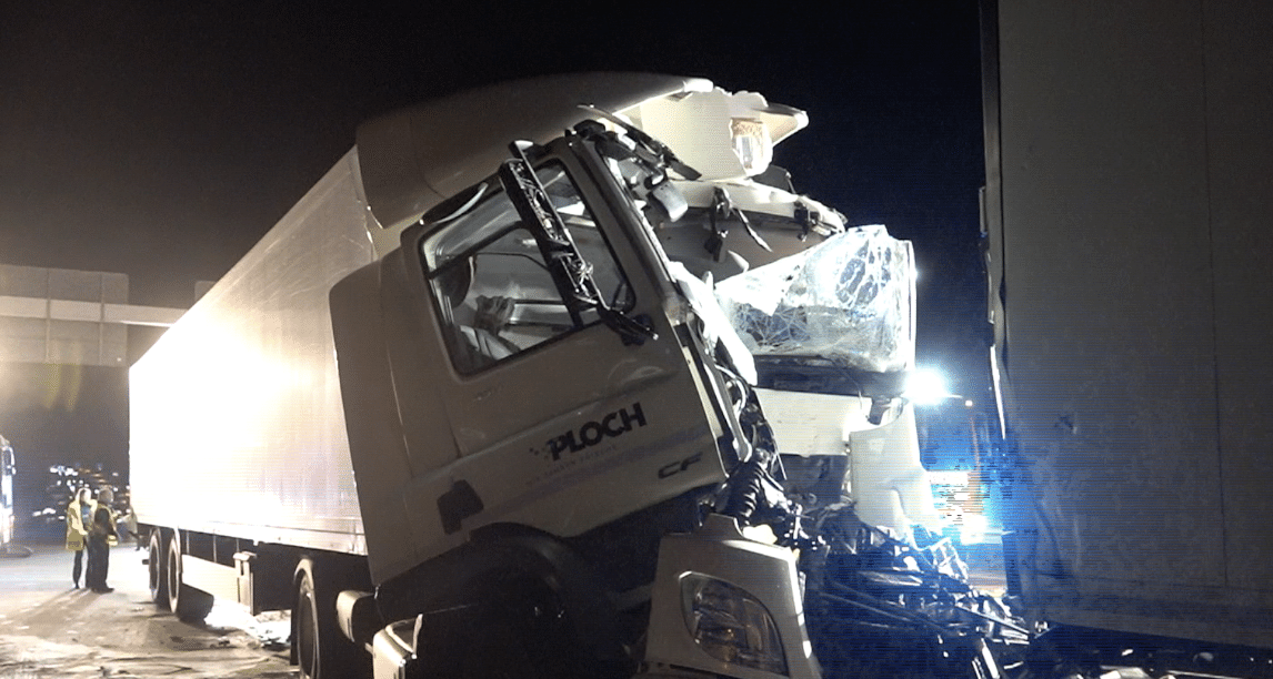 Tödlicher Vekehrsunfall - LKW rast in Stauende - A3 - 23.3.23 - Dernbach
