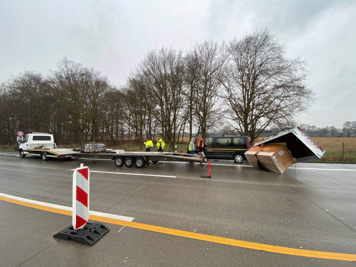 Verkehrsunfall mit umgekippten Anhänger
