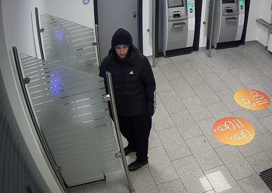 Der Tatverdächtige in einer Bank
