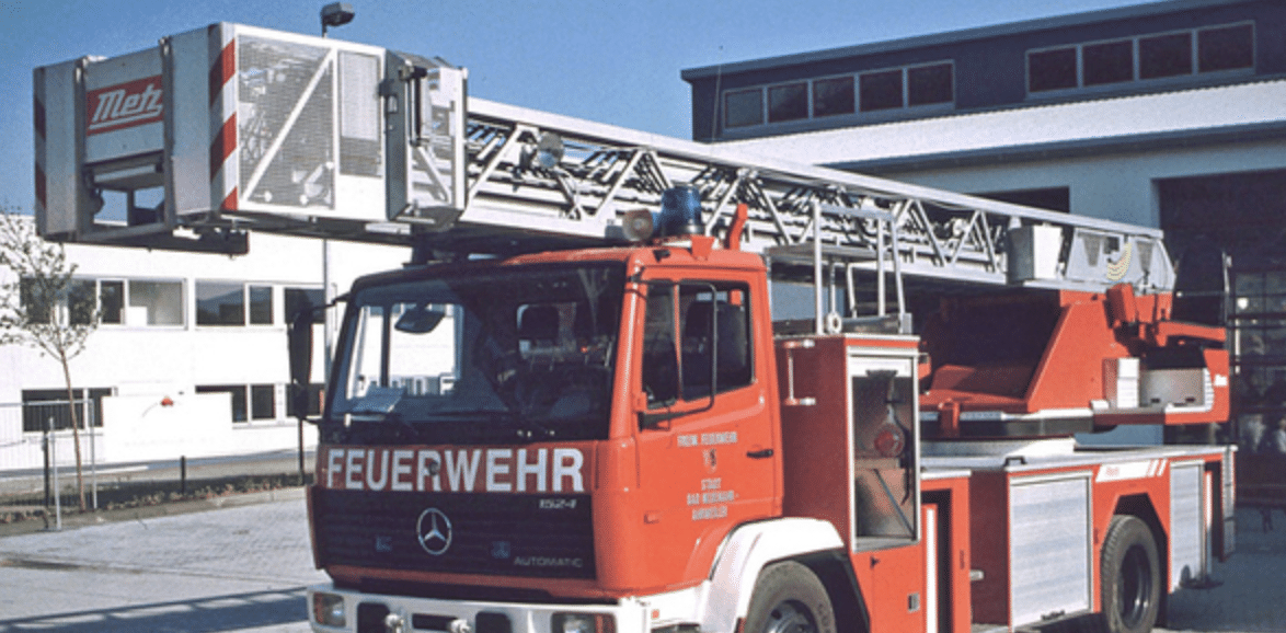 Feuerwehr Heikendorf Jahrhundertealte Eiche brennt