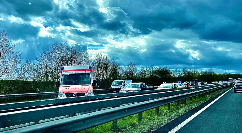 Unfall A48 Autobahn Stau RTW