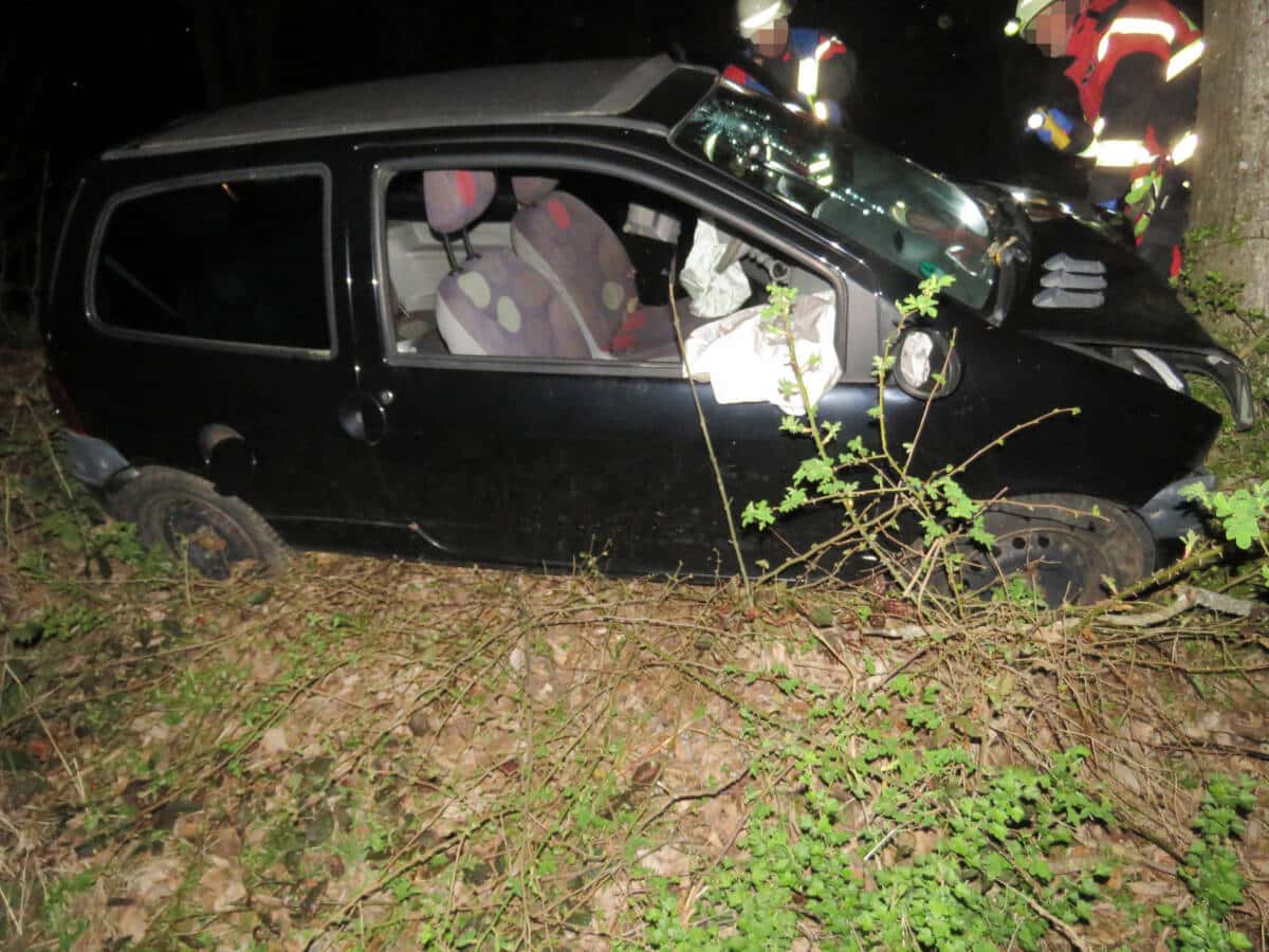 Die Fahrt des 17-Jährigen endete an einem Baum. Foto: Polizei MK