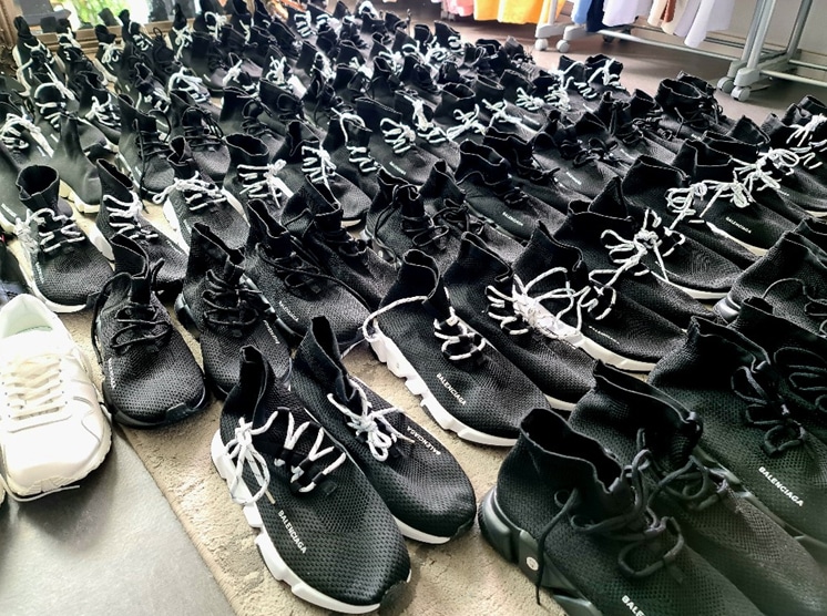 (Symbol-)Foto: Zoll Produktpiraterie - gefälschte Sportschuhe