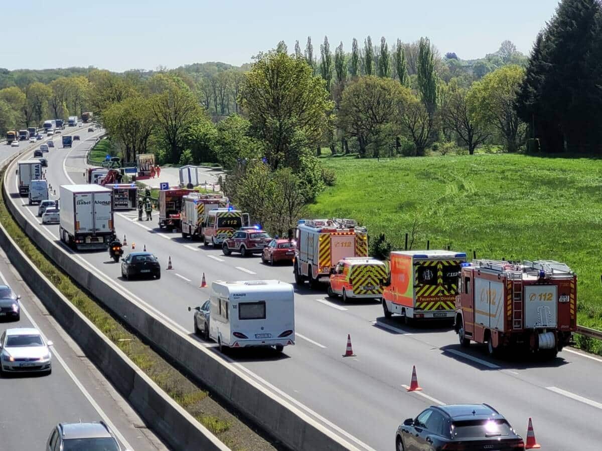 Bild von einer Brücke auf die Einsatzstelle