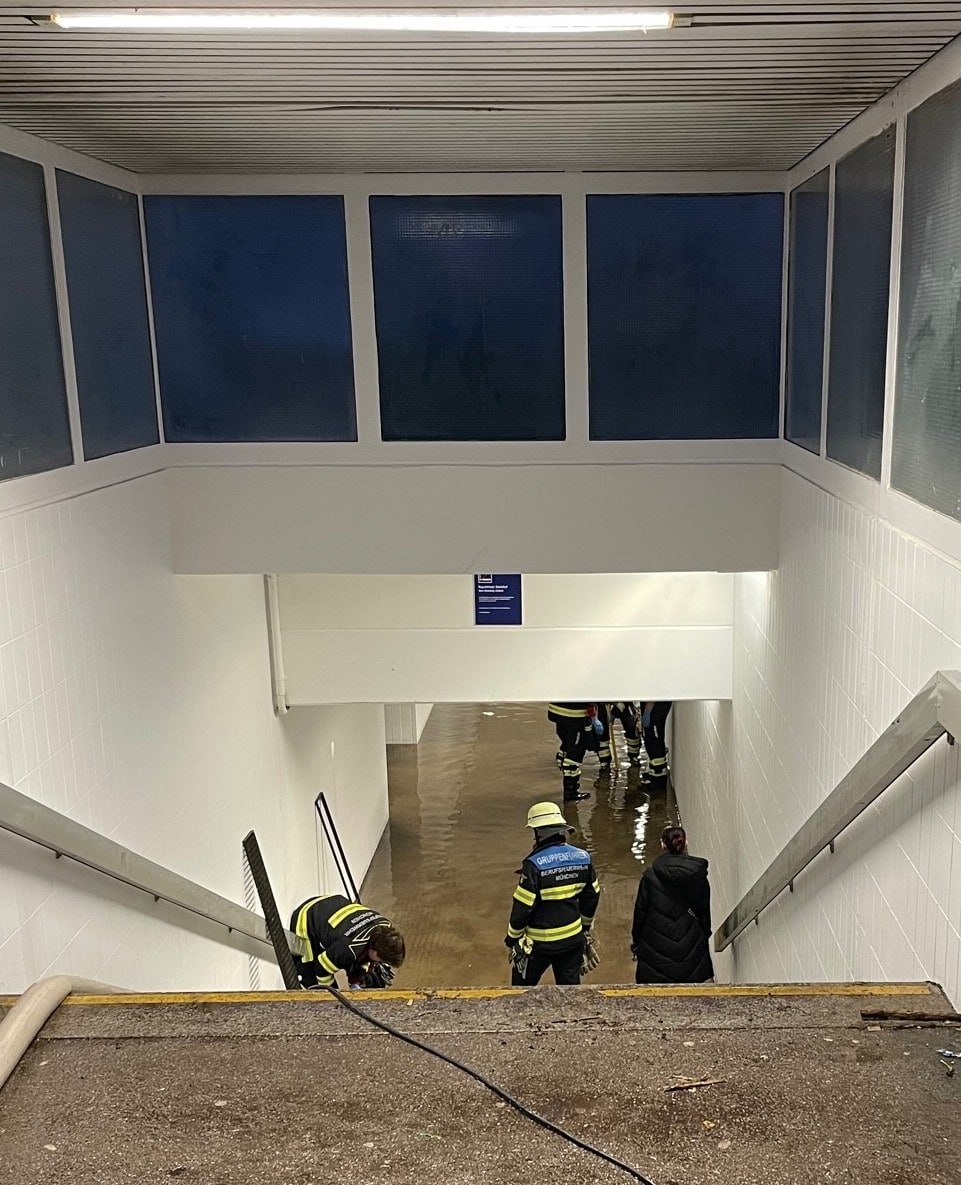 Überschwemmte Fußgängerunterführung am S- Bahn Haltepunkt Daglfing