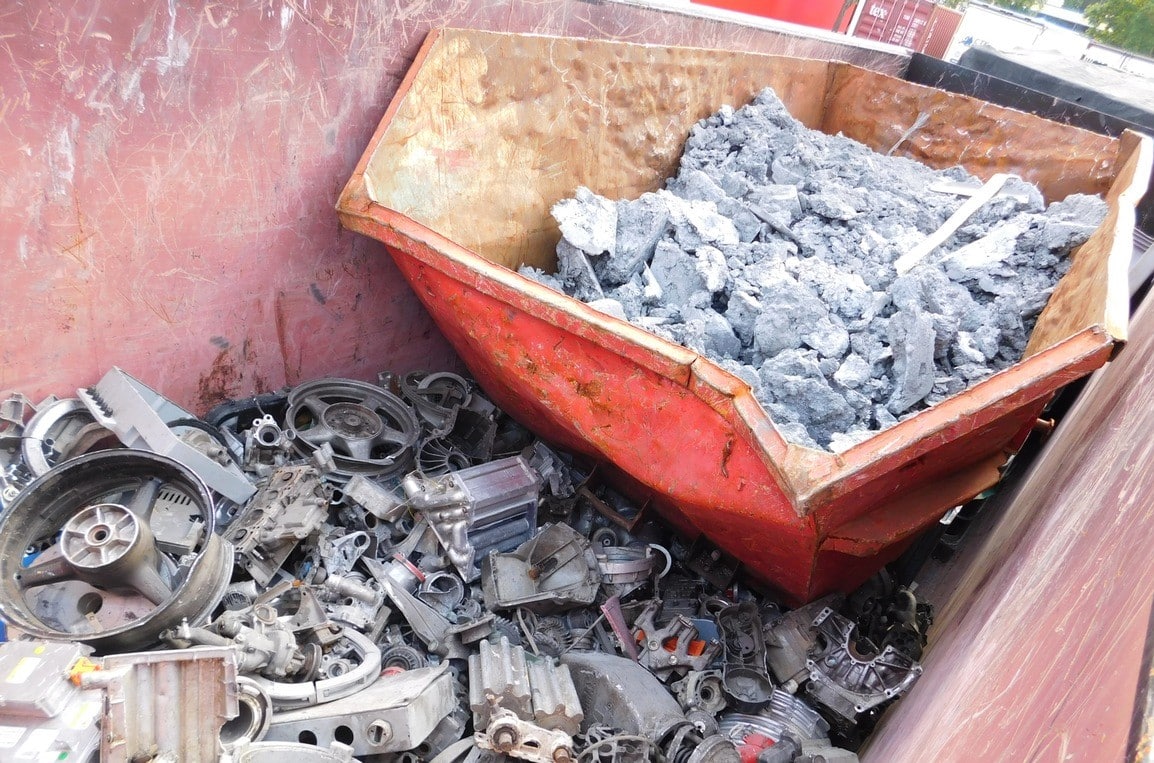 Abfalltransport auf A61 mit Aluminiumkrรคtze