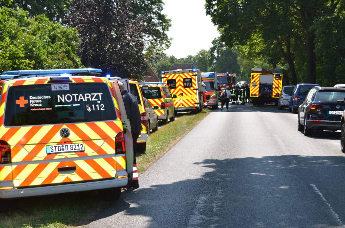 Groรaufgebot von Rettungskrรคften an der Unfallstelle