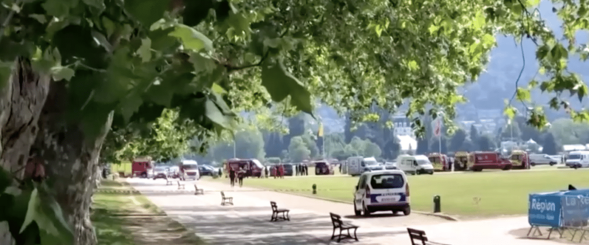 Messerangriff Frankreich Kinder verletzt Lebensgefahr