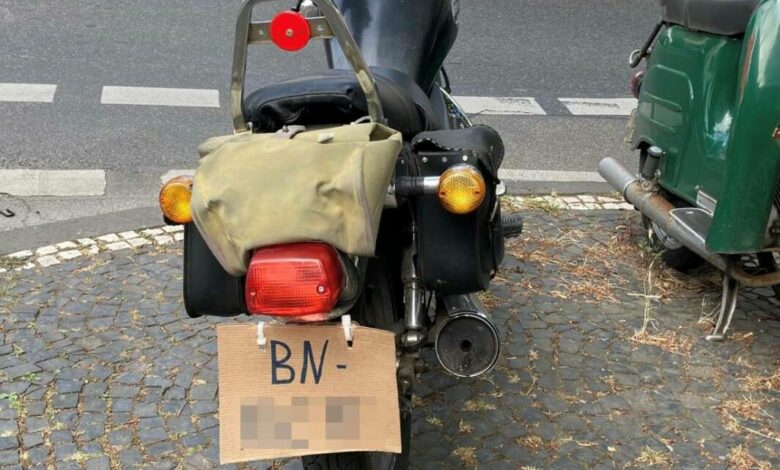 Motorradfahrer in Bonn mit Pappschild unterwegs