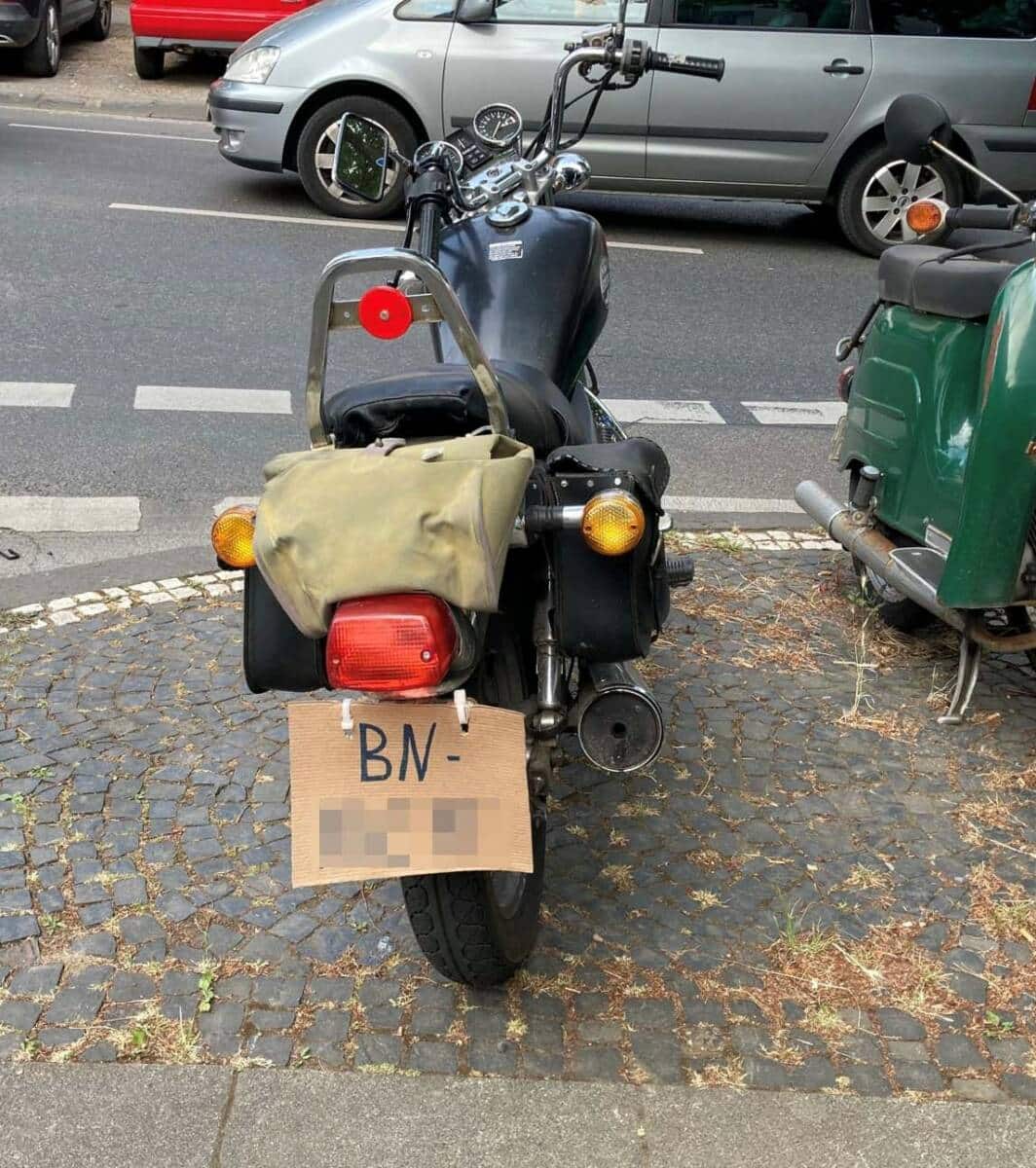 Motorradfahrer in Bonn mit Pappschild unterwegs