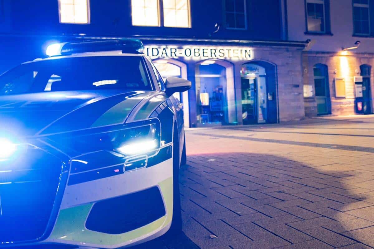 Streifenwagen Motorradfahrer entziehen sich Polizeikontrolle