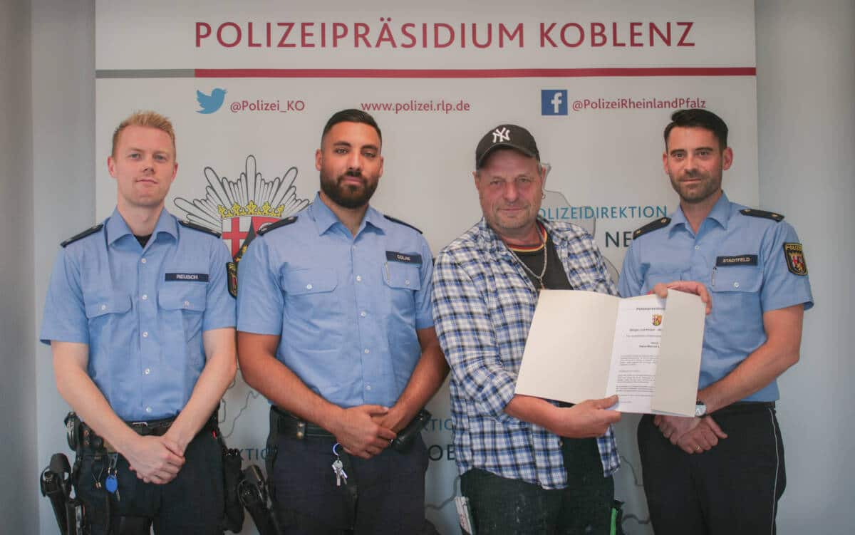 Verleihung der Bürgerurkunde an Herrn Liebisch durch Polizeirat Stadtfeld
