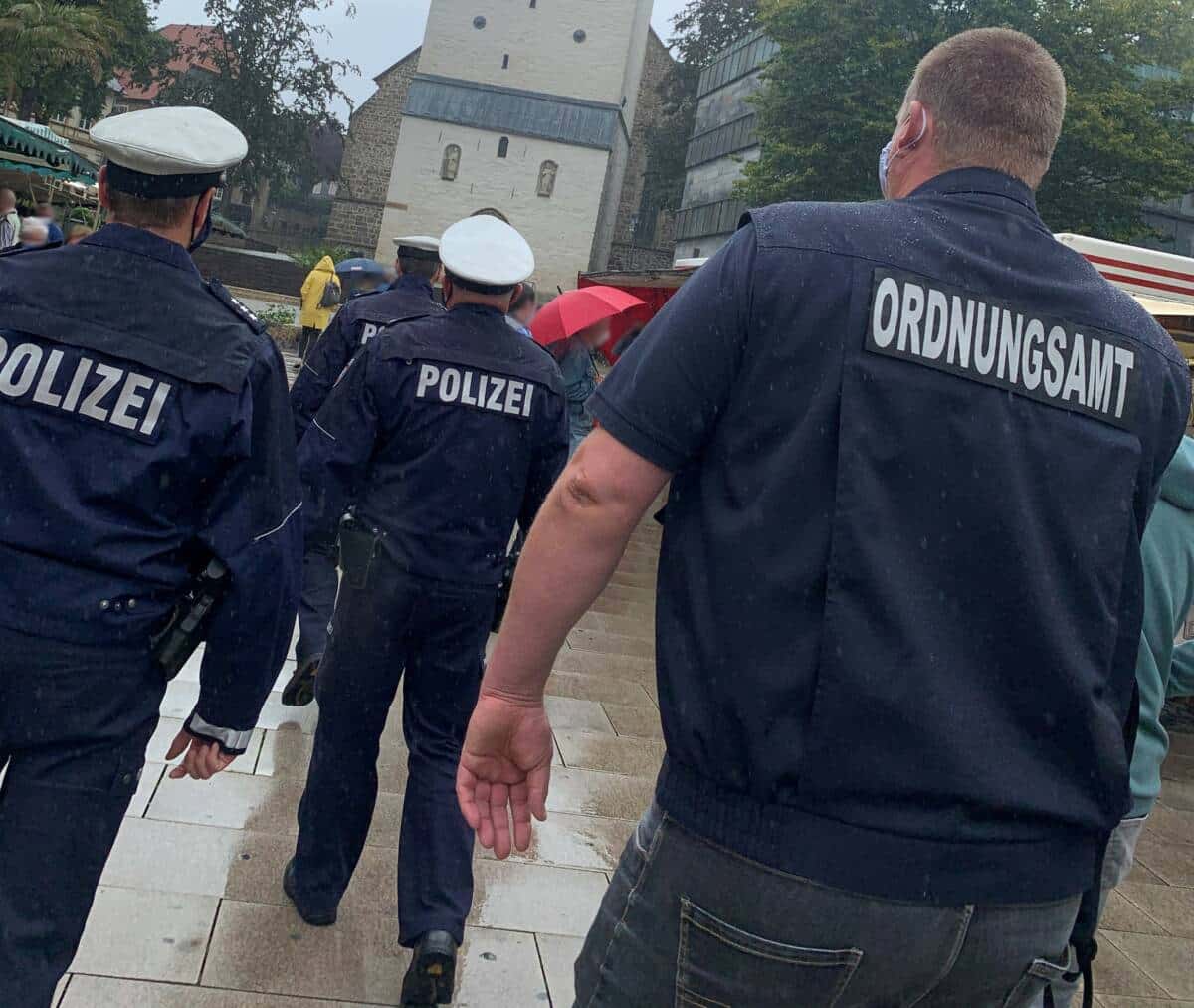 Ordnungsamt, Autos mit Steinen beworfen Halver