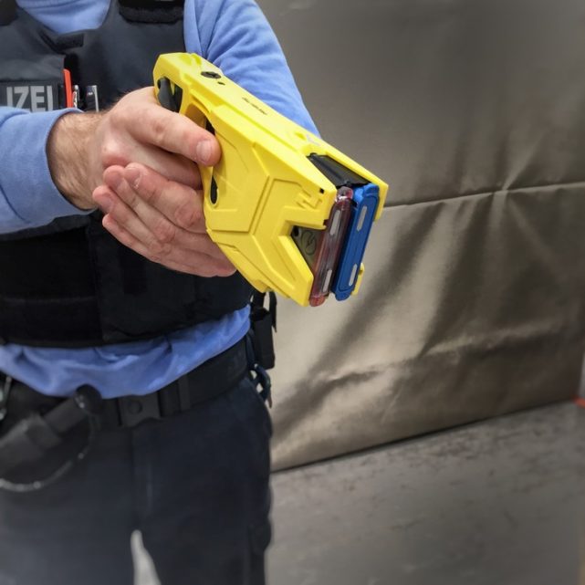 Distanz-Elektro-Impulsgerätes Polizisten nach Angriff schwer verletzt