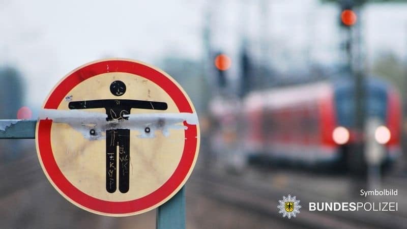 Feuerlöscher auf Gleise gelegt - Zeugen gesucht!