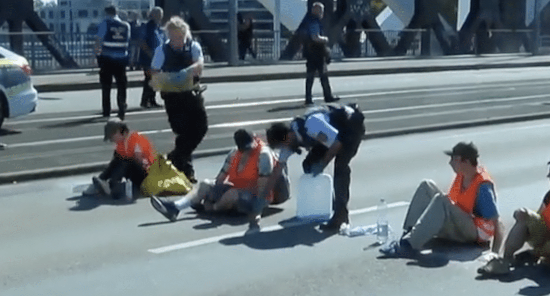 Letzte Generation Öl Polizistin