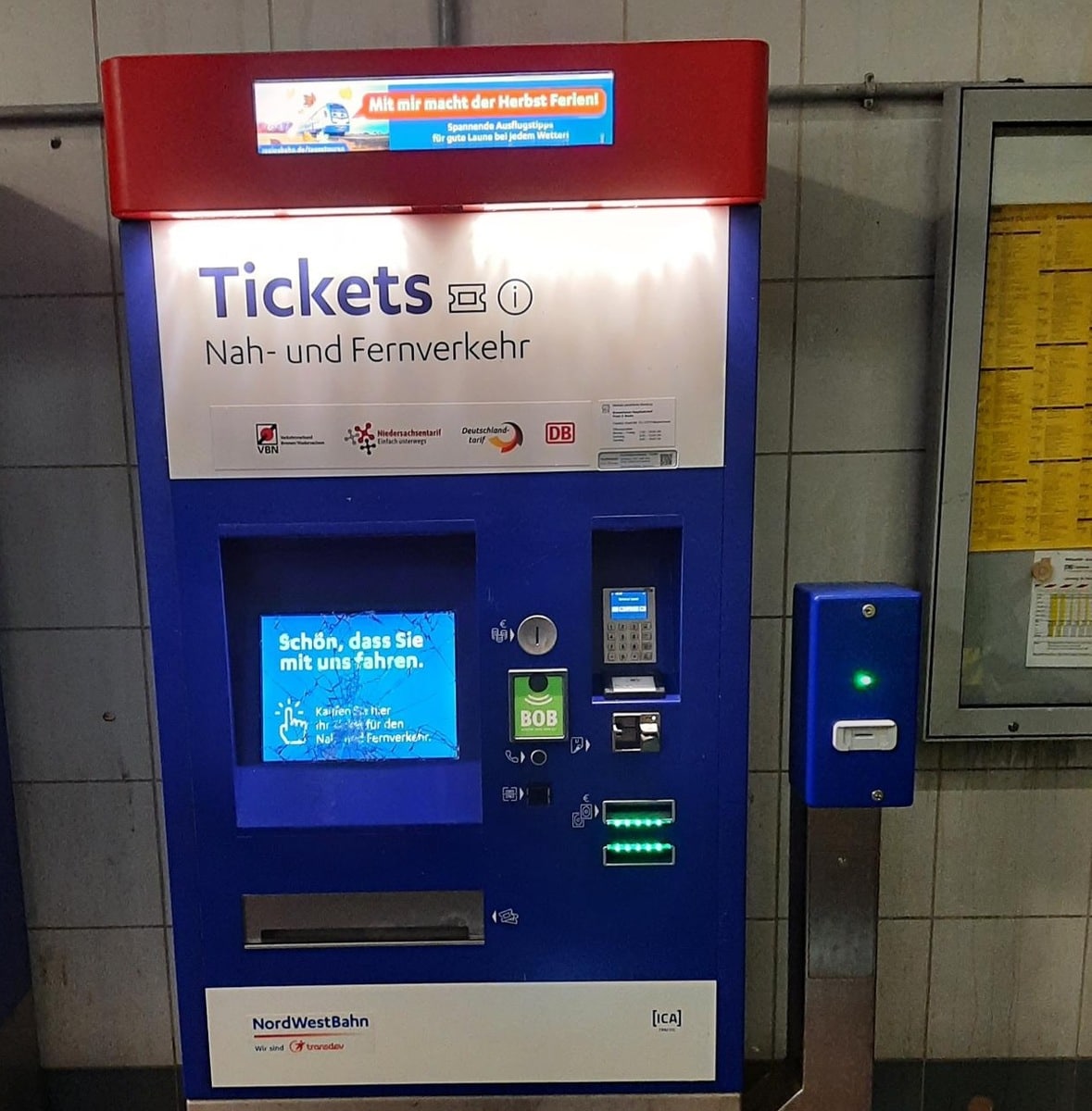 Zugbegleiterin verletzt und Fahrausweisautomat in Bremerhaven-Lehe beschädigt