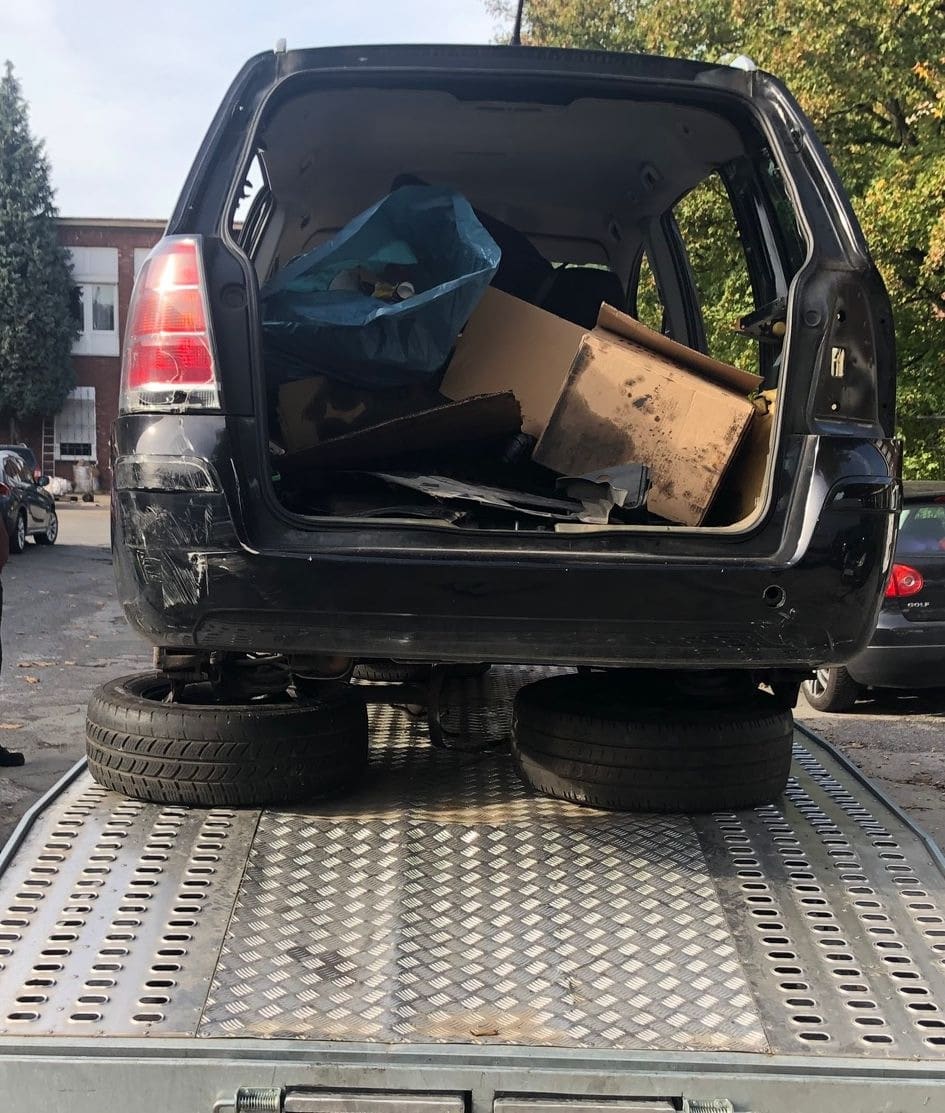 Ungesichertes Fahrzeug auf Transporter