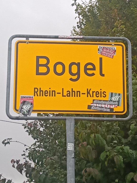 Aufkleber auf verkehrsschild