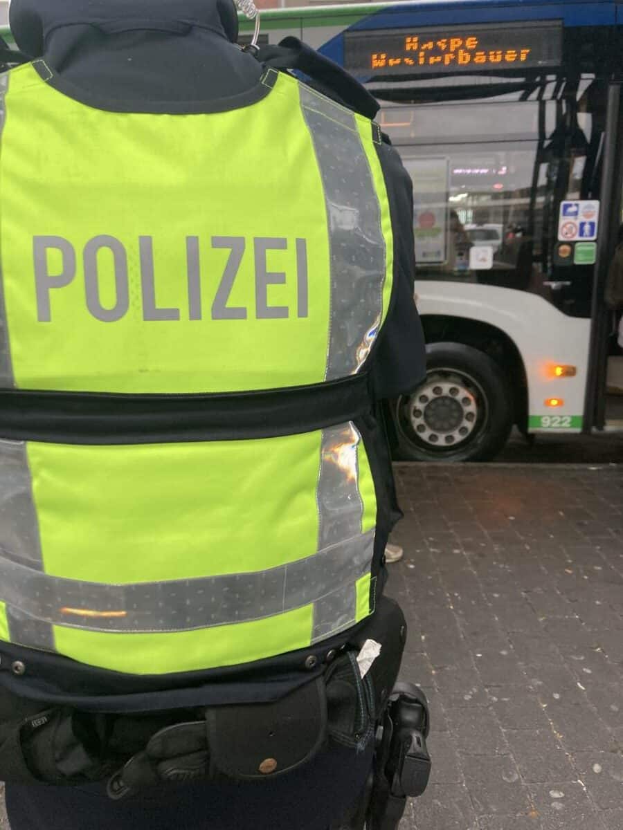 Uniformierte Polizisten begleiten erneut Busverkehr
