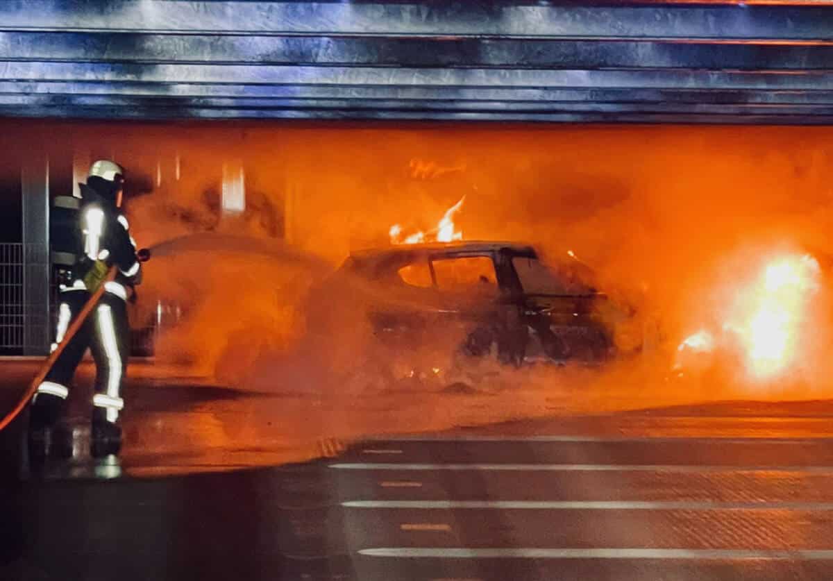 Feuerwehr löscht brennenden PKW in Parkhaus