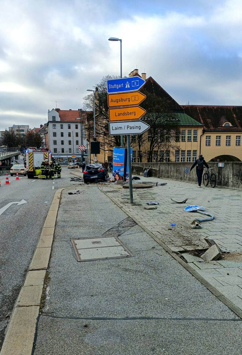 Autofahrer rammt Litfaßsäule (Neuhausen)