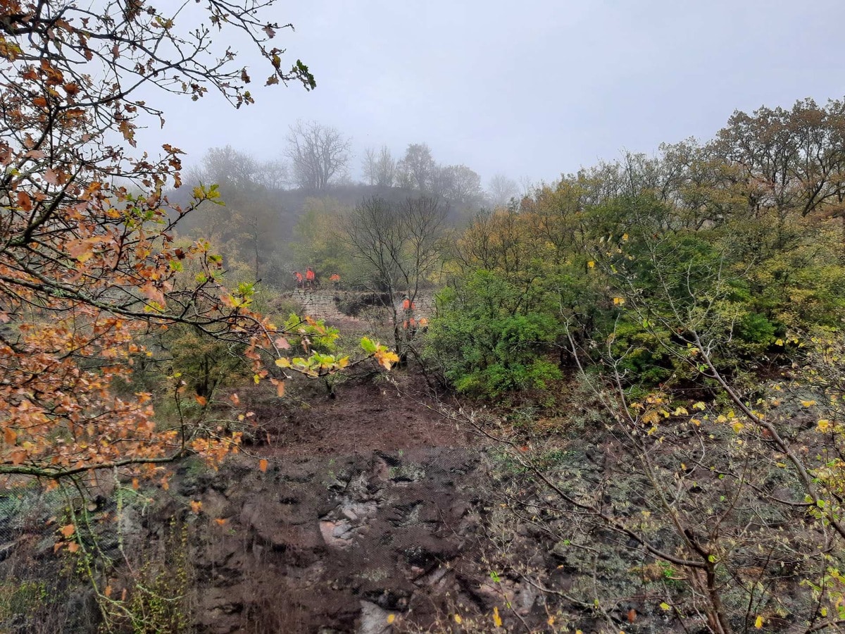 Mauer oberhalb der Bahnstrecke