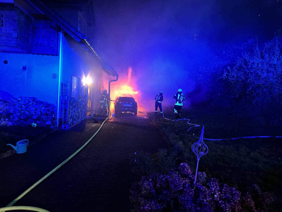Brand der Garage und des Fahrzeugs
