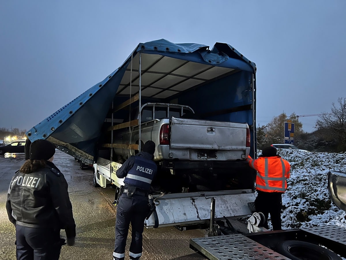 PKW auf Ladefläche bei geöffneter Plane