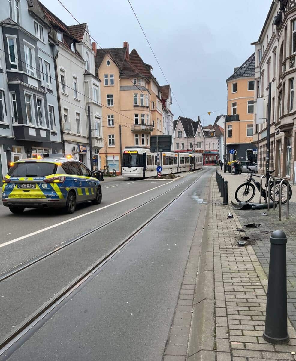 Unfallstelle August-Bebel-Straße  Zeugen stellen flüchtenden Autofahrer