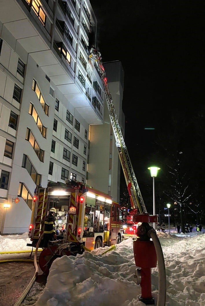 Berufsfeuerwehr München Appartement brennt aus (Hadern)