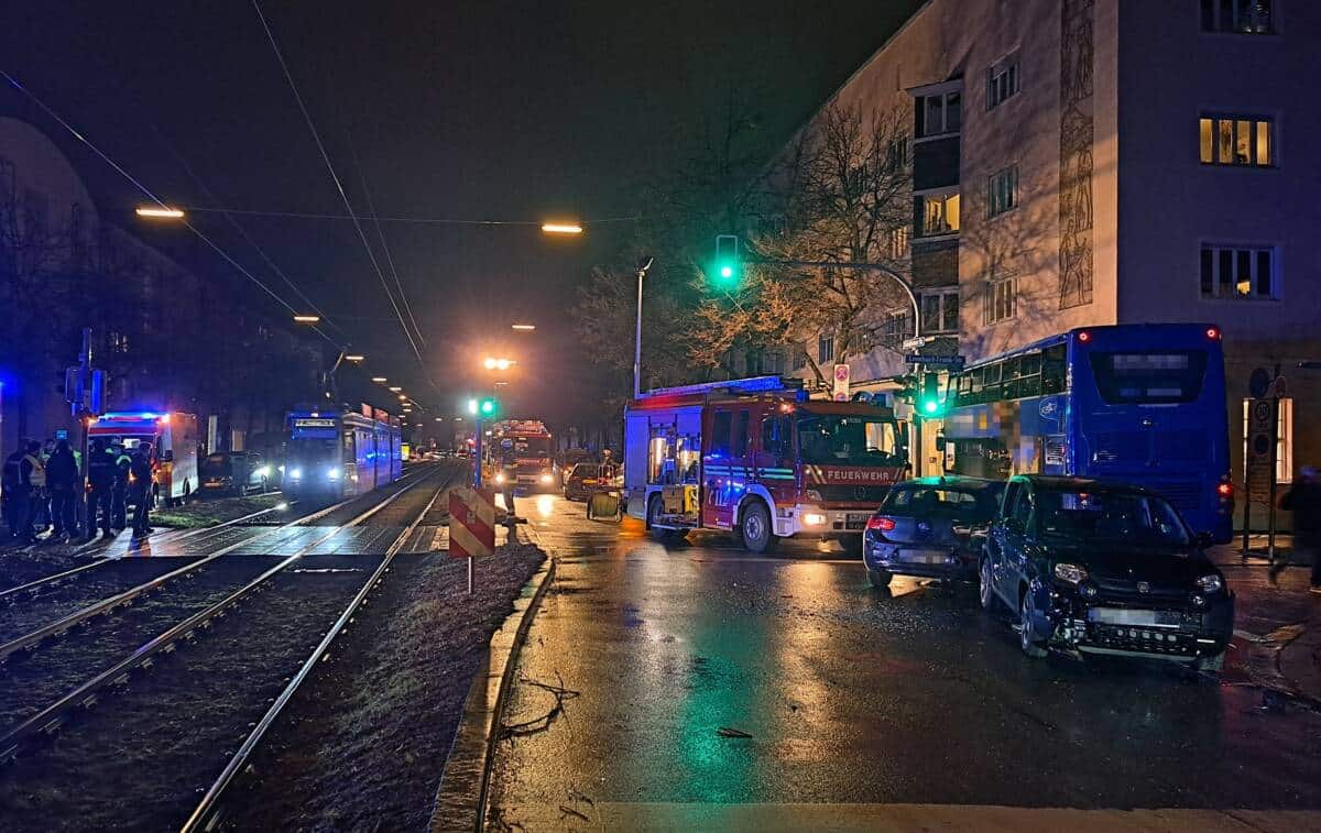 Einsatzfoto Berufsfeuerwehr MünchenBus prallt gegen Hauswand