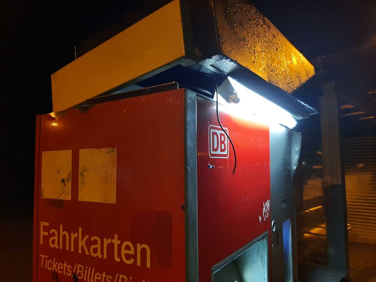 Fahrausweisautomat im Bahnhof Wieren aufgebrochen