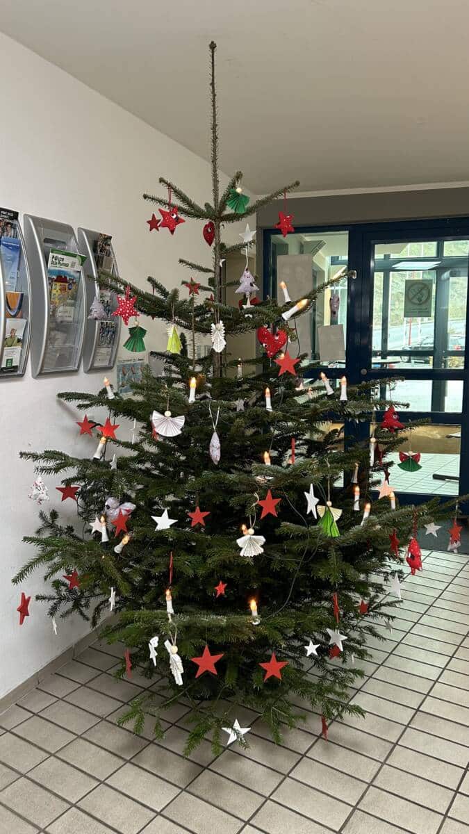Der geschmückte Weihnachtsbaum im Foyer der Polizeiinspektion Cochem