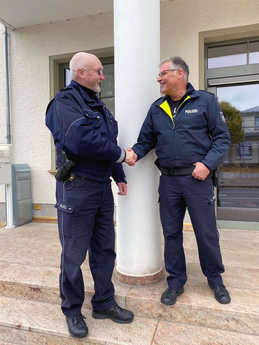 Bezirksdienstbeamter Winfried Gehb (l) mit deinem Vorgänger Ralf Balkenhol