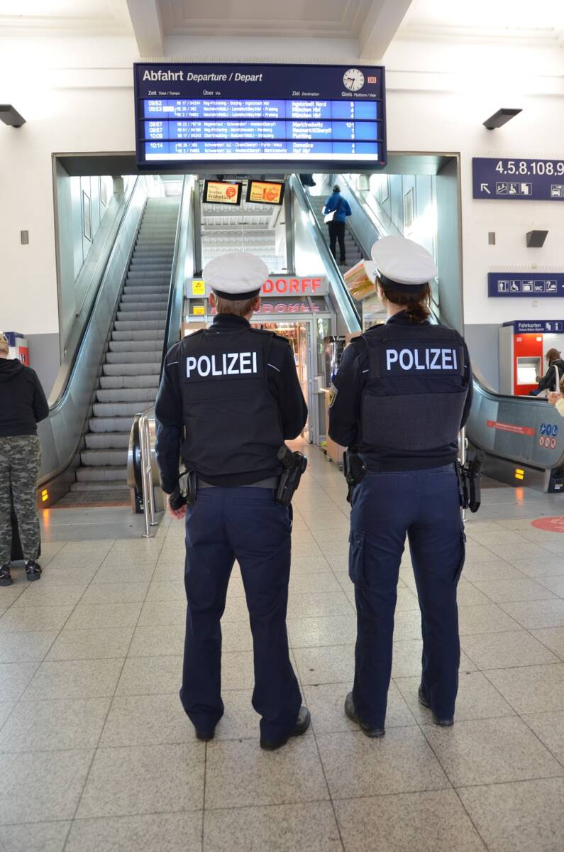 18-Jähriger will Bundespolizisten die Rolltreppe hinunterstoßen
