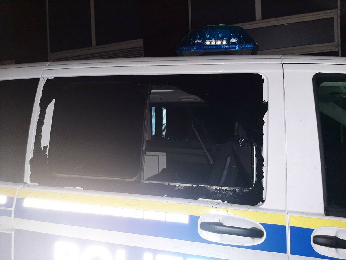 Zerstörte Scheibe Polizeiauto
