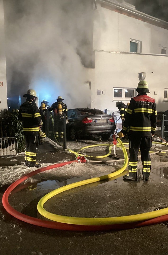 Fahrzeug brennt in Garage (Perlach)