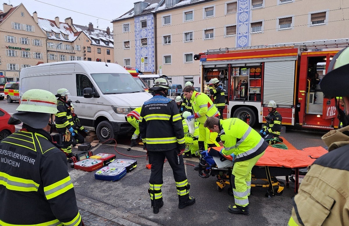 Frau wird von Kleintransporter überrollt