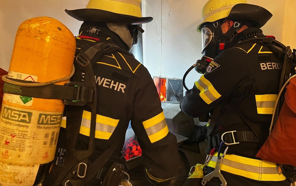 Einsatzfoto Berufsfeuerwehr MรผnchenKaminbrand in Mehrfamilienhaus