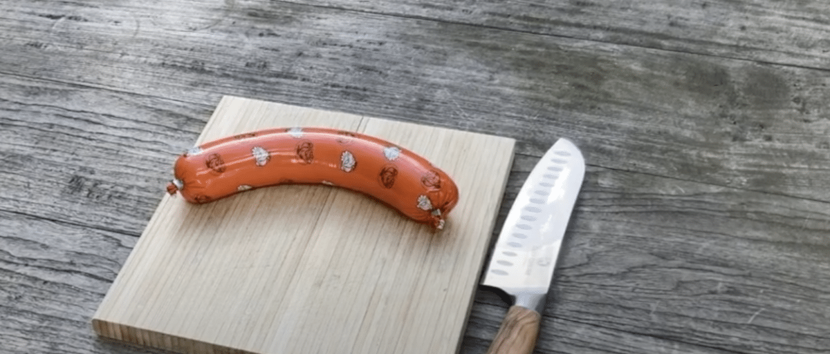 Metallklammer an der Wurst