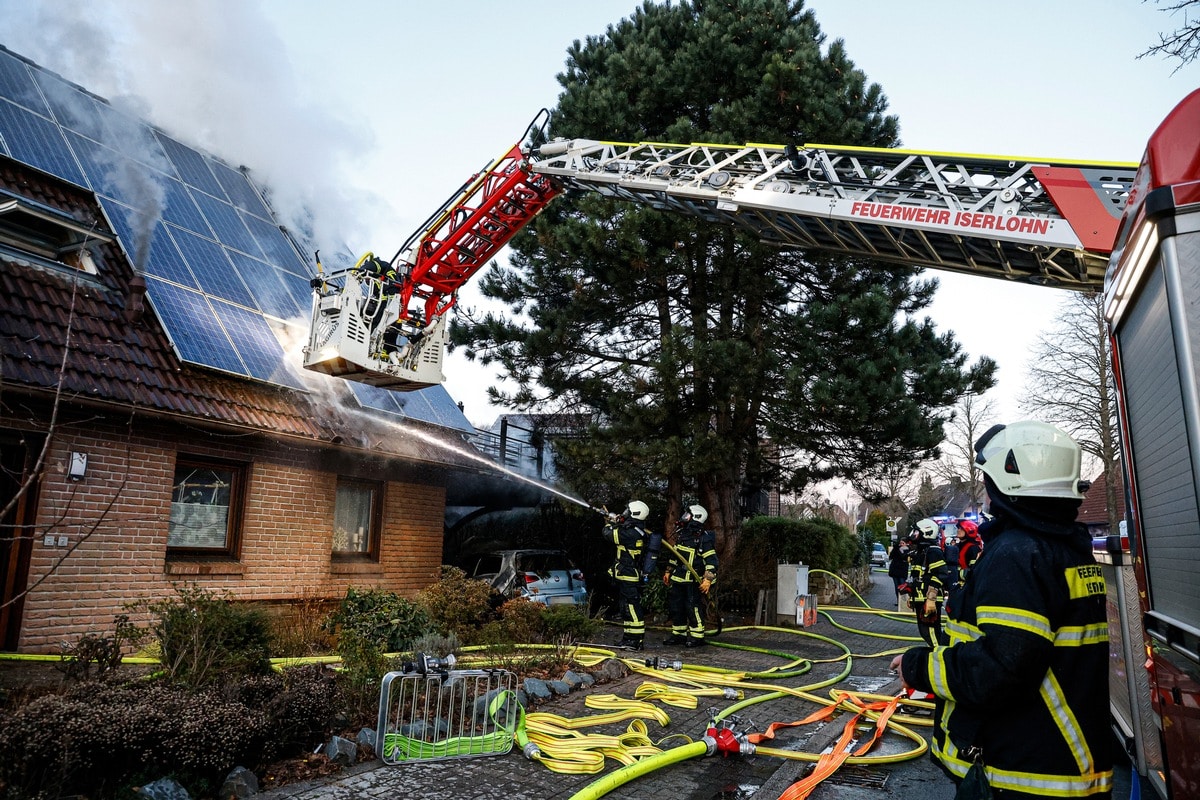 PKW-Brand greift auf Wohnhaus über