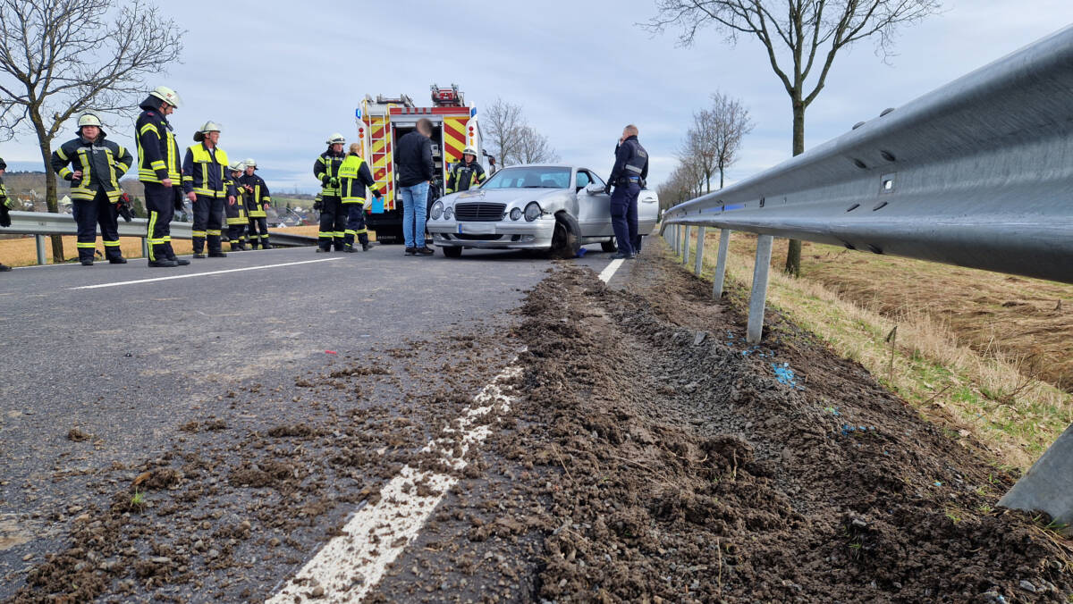 Junger Fahrer Kracht Auf Bundesstraße 255 In Leitplanke