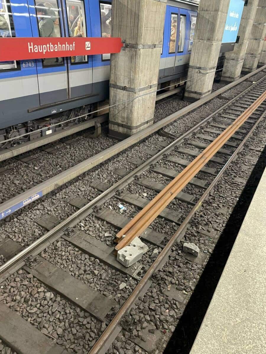 Der Betonklotz im U-Bahngleis