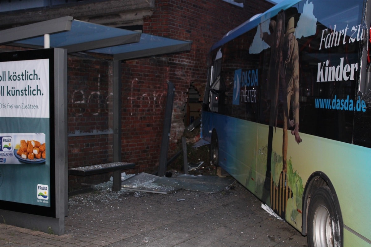 Bus prallt gegen Hauswand