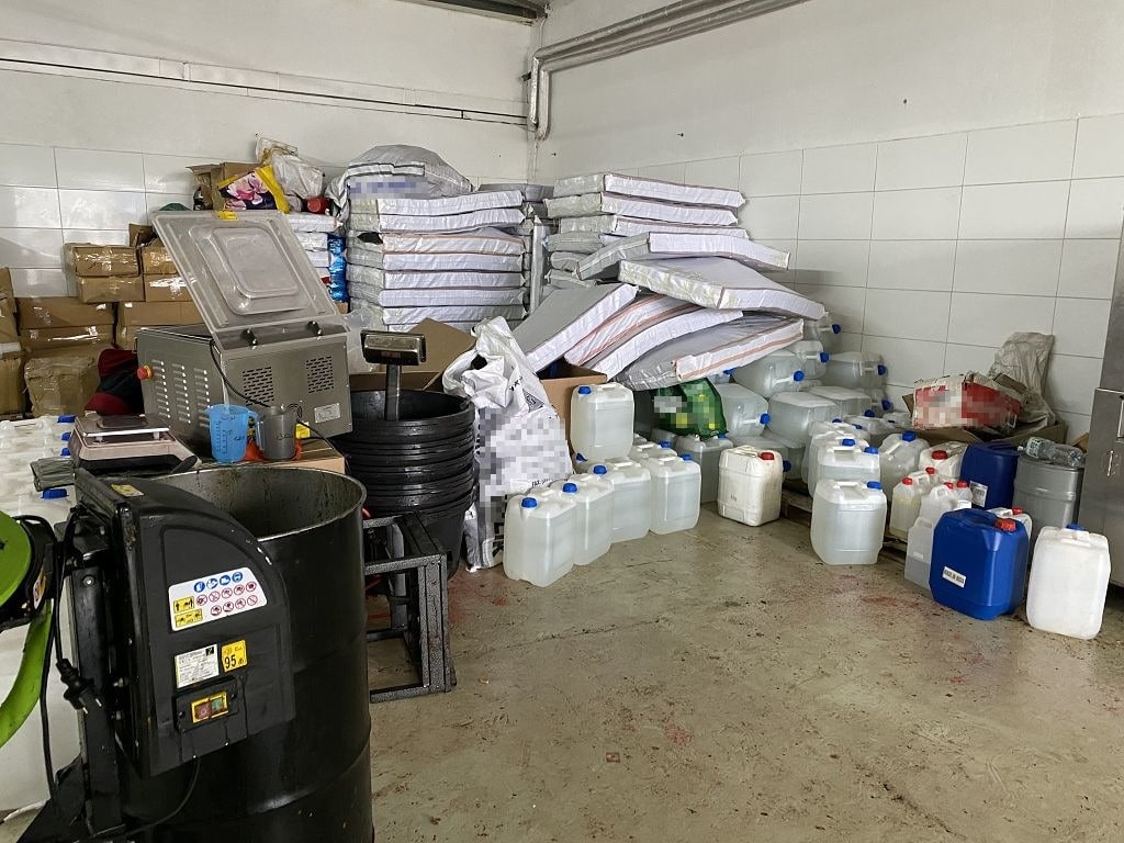 Zollfahndung Frankfurt hebt illegale Shisha-Tabak Fabriken