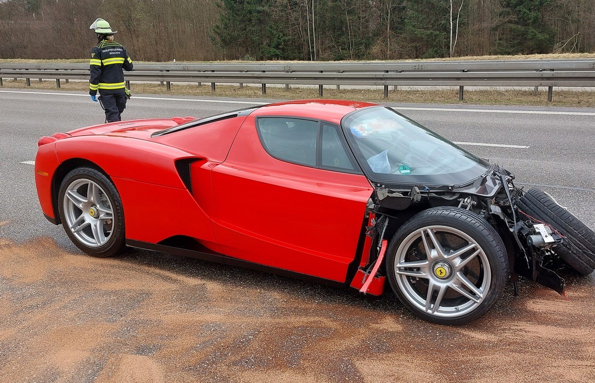 Ferrari kracht in Leitplanke (Neuherberg)