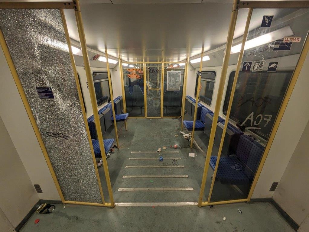 Fußballfans randalieren im Zug Sachbeschädigung